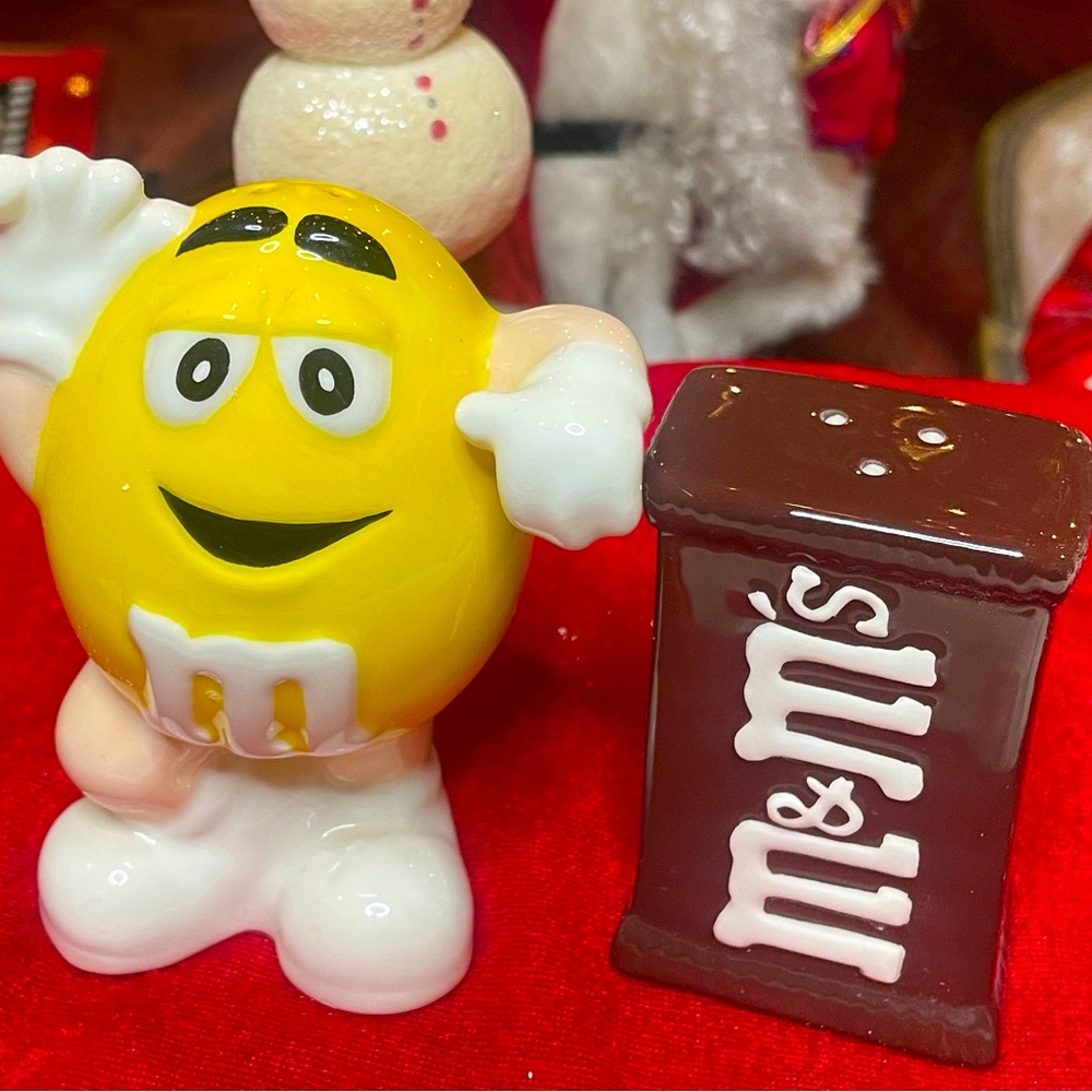 Authentic M&M Salt and Pepper Shaker Collectibles – Early 2000s Rarities!